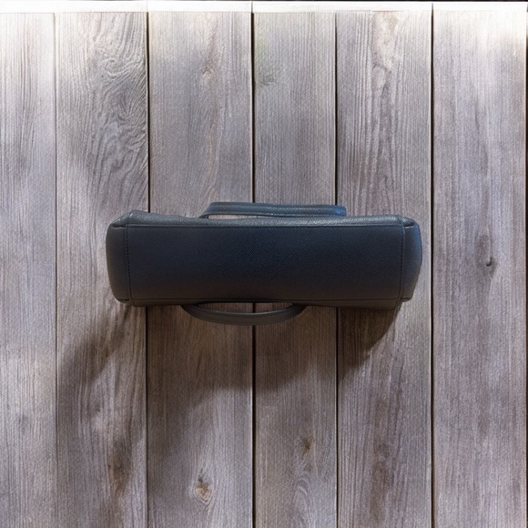 Black coach purse with hidden zip side pockets - Picture 7 of 14